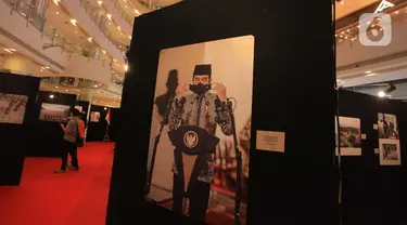 Sebuah foto Presiden Joko Widodo saat memakai masker terlihat dalam pameran foto jurnalistik Indonesia Tangguh Indonesia Tumbuh, di Mal Central Park, Jakarta Barat, kamis (12/8/2021). Pameran foto tersebut menampikan penanganan pandemi Covid-19 di Indonesia. (Liputan6.com/Angga Yuniar)