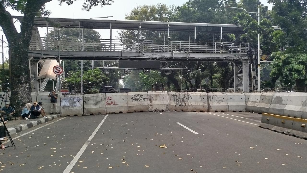 Ada Demo Ojol, Jalan Medan Merdeka Barat Ditutup Barrier Beton dan Kawat Berduri