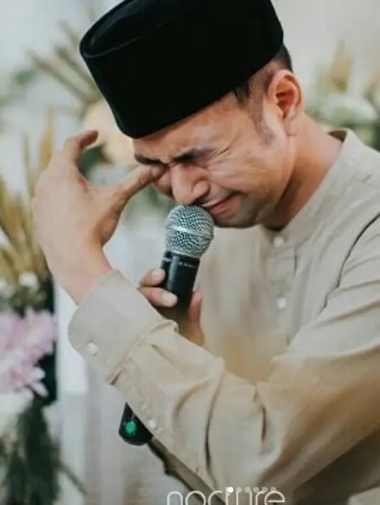 Terlihat video dan foto, Raffi Ahmad tak kuasa menahan air matanya. Beberapa kali ia mengusap air mata yang mulai membasahi pipi. Seperti diketahui, Raffi kakak laki-laki tertua sebagai pengganti ayahnya, yang telah meninggal dunia. (Instagram/syahnazs)
