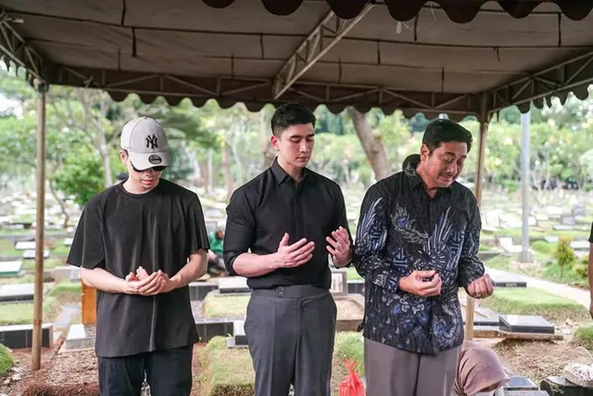 Sang Nenek Meninggal Dunia, Ini 6 Potret Verrell Bramasta Antar ke Peristirahatan Terakhir
