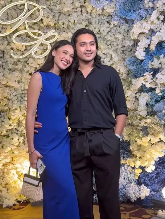 Giorgino Abraham menghadiri resepsi pernikahan Beby Tsabina bersama Yasmin Napper. Giorgino tampil dengan kemeja hitam lengan panjang dan celana panjang yang juga berwarna hitam, sedangkan Yasmin tampil cantik dengan dress biru polos tanpa lengan. [Foto: Instagram/corniawati]