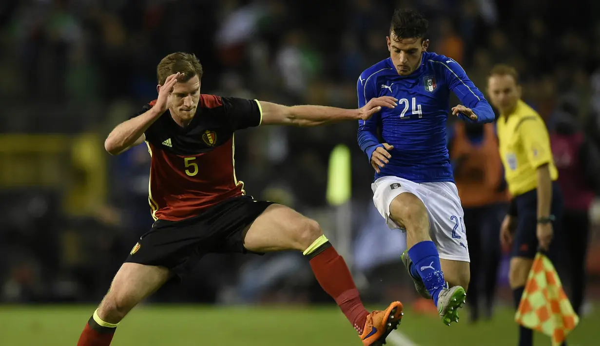 Bek Belgia, Jan Vertonghen berusaha menahan laju pemain Italia, Alessandro Florenzi pada laga persahabatan di Stadion King Baudouin, Belgia, Sabtu (13/11/2015). (AFP Photo/John Thys)