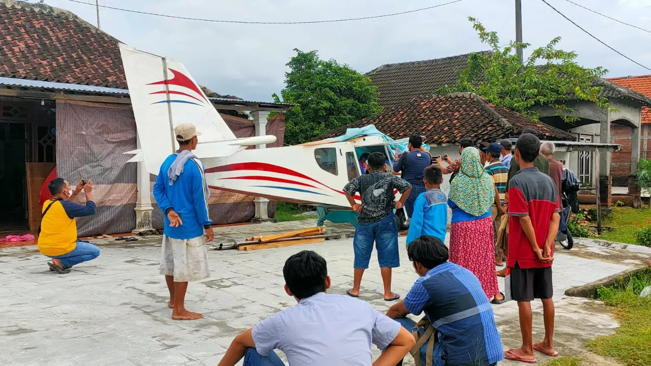 Pesawat bikinan Suyanto alias Heri Santoso jadi tontotan warga. (Adirin/Liputan6.com)