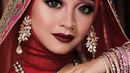 Dulu sebelum menikah, Ega D'Academy menjalani prewedding dengan Rafly. Tak tanggung-tanggung, ia memilih tema ala India. Makeup dan busana yang ia kenakan pun tampak begitu serasi, bak wanita India sungguhan. (Liputan6.com/IG/eganoviantika_98)