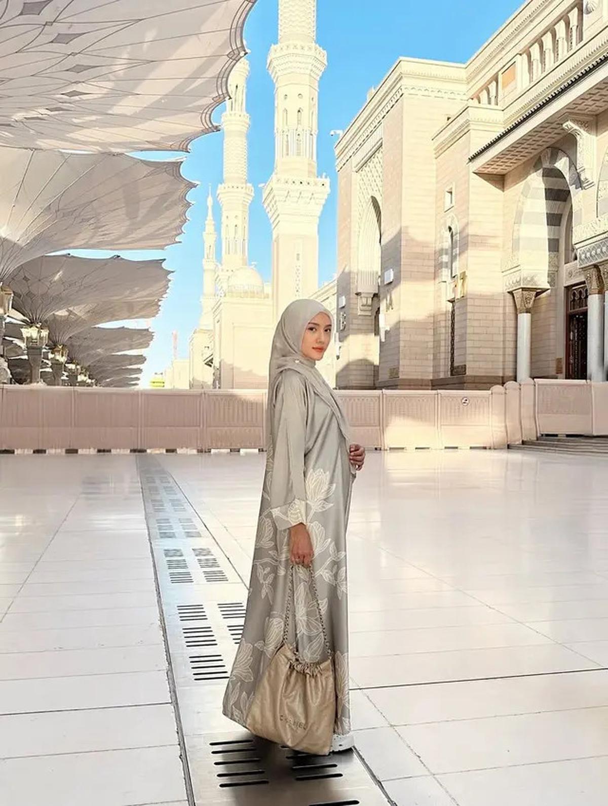 Gaya Annisa Aziza Pakai Hijab dan Baju Syar'i saat Umroh, Tampil Anggun dan Memukau