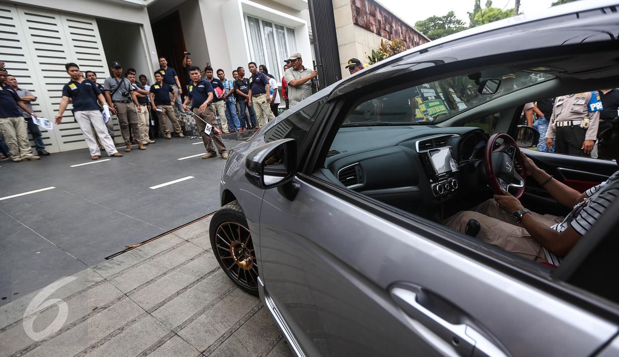 Salah satu adegan, yang perankan pemeran pengganti, dalam prarekonstruksi aksi perampokan dan pembunuhan di perumahan Pulomas, Jakarta Timur, Jumat (6/1). Sebanyak 71 adegan dilakukan untuk kelengkapan pemeriksaan. (Liputan6.com/Faizal Fanani)