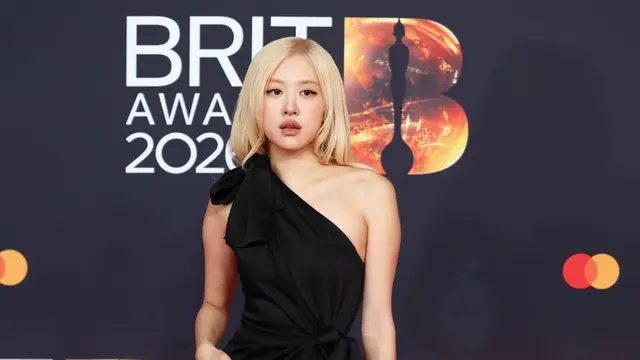 Rosé BLACKPINK Jadi Artis K-Pop Pertama Menang di BRIT Awards, Pesonanya Bersinar dalam Gaun Hitam YSL