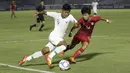 Striker Timnas Indonesia U-19, Sutan Diego, berebut bola dengan pemain Timnas Hong Kong U-19 pada laga Kualifikasi AFC U-19 2020 di Stadion Madya, Senayan, Jumat (8/11). Indonesia U-19 menang 4-0 atas Hong Kong U-19. (Bola.com/Yoppy Renato)