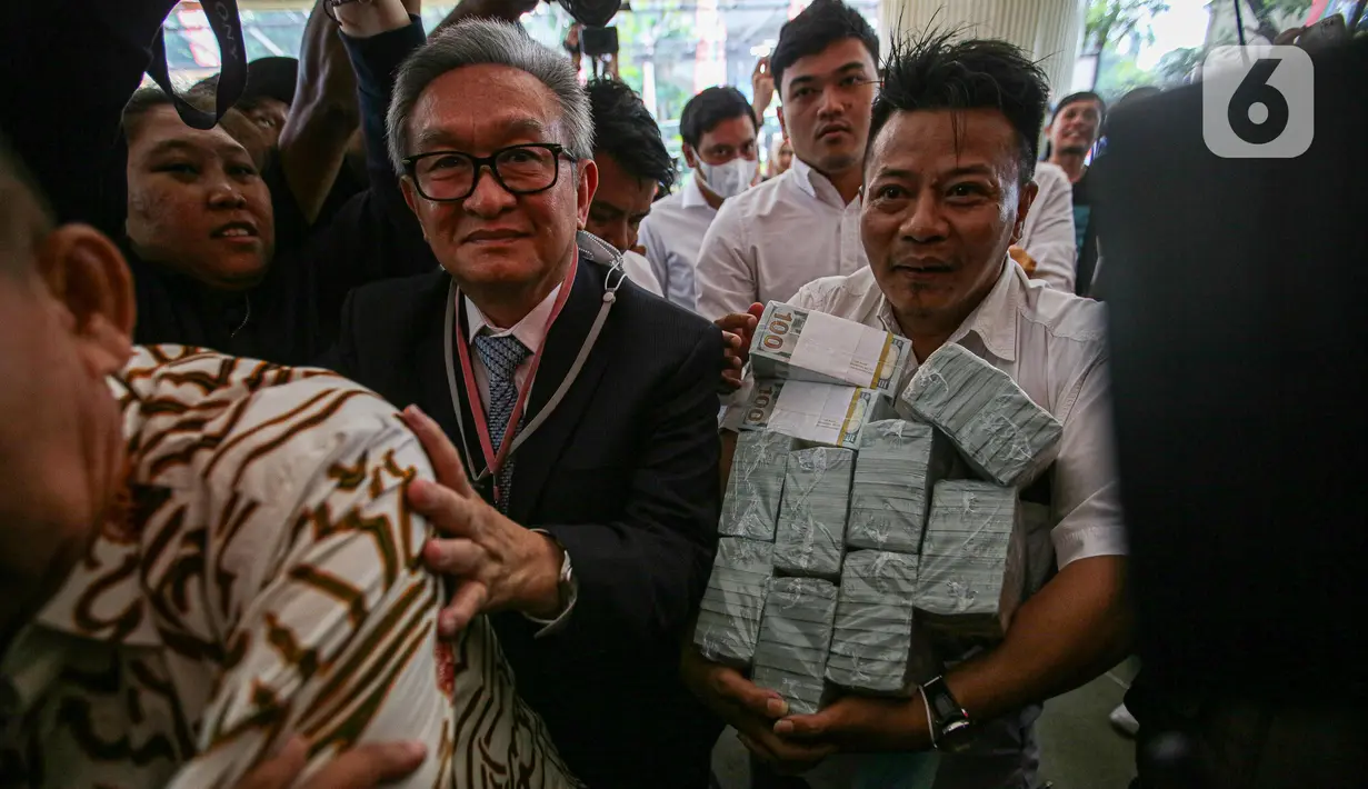 Maqdir Ismail, kuasa hukum terdakwa korupsi BTS 4G, Irwan Hermawan, tiba di Gedung Bundar Jaksa Agung Muda Bidang Tindak Pidana Khusus (Jampidsus) Kejaksaan Agung (Kejagung) RI, Kamis (13/7/2023) pagi. (Liputan6.com/Faizal Fanani)