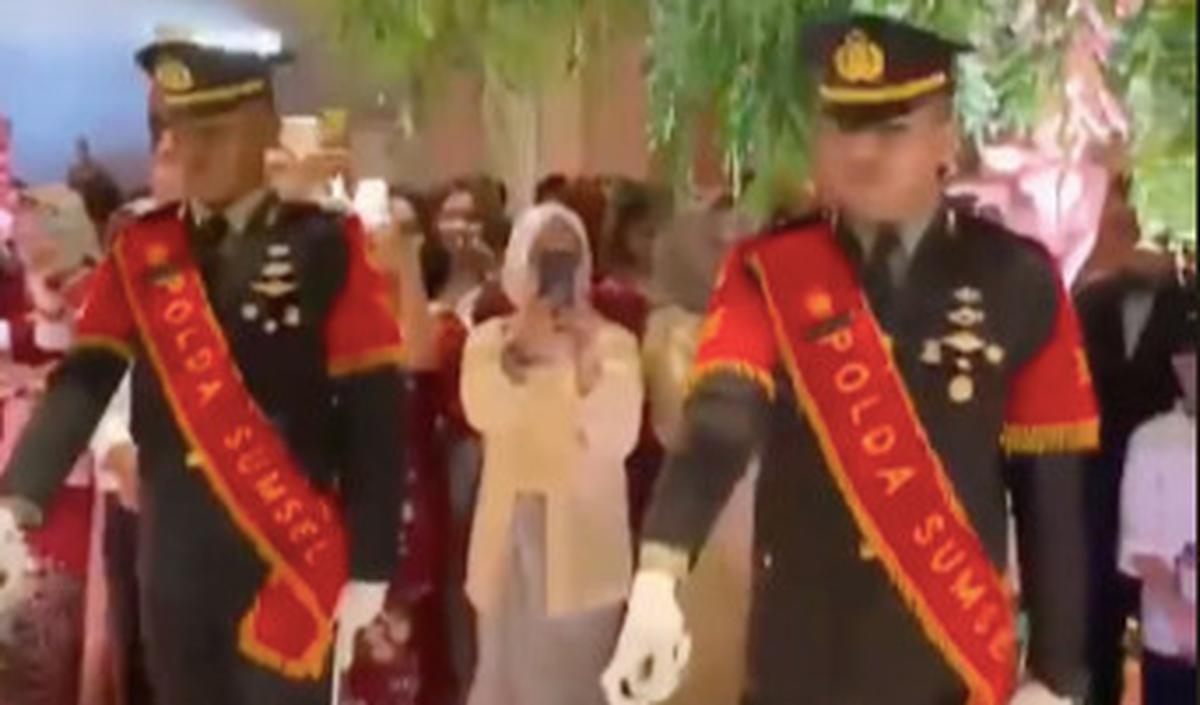 Selain itu, resepsi pernikahan ini juga diiringi dengan momen sakral Pedang Pora. <br>