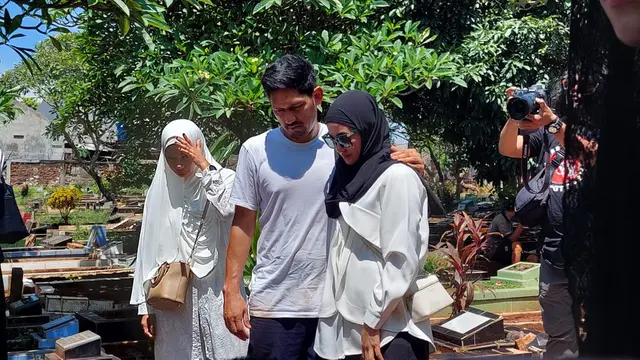 Ibnu Jamil Berduka Ibunya Meninggal Dunia
