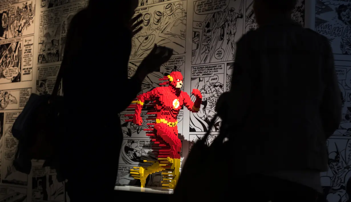 Dua orang berdiri dekat karakter pahlawan superhero DC yang dibuat dari Lego pada pameran Art of the Brick di La Vilette, Paris, Kamis (26/4). Tokoh superhero yang dibuat dengan Lego ini hasil karya seniman AS, Nathan Sawaya (AFP/Lionel BONAVENTURE)