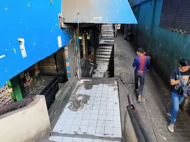 Pengunjung berjalan di pasar tradisional Pasar Mingu di Jakarta, Rabu (17/7). Rencana revitalisasi 21 pasar tradisional di Ibu Kota terancam molor karena status lahan pasar masih dalam proses perubahan sertifikasi. (Liputan6.com/Immanuel Antonius)
