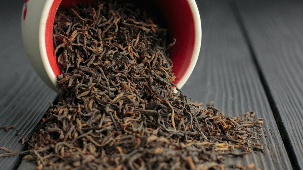 6. Keramas dengan Teh Hitam
