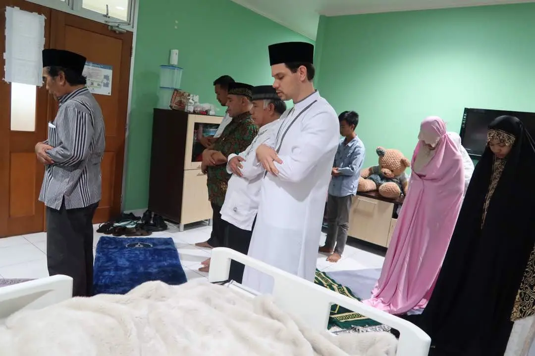 Keluarga Salat dan Mengaji bersama di Ruangan Julia Perez | foto : Deki Prayoga / Bintang.com