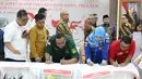 Perwakilan partai politik memvalidasi dan menandatangani persetujuan surat suara pemilihan Presiden dan Wakil Presiden serta anggota DPR RI pemilu 2019 di Jakarta, Jumat (4/1). (Liputan6.com/Helmi Fithriansyah)