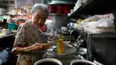 Nenek Leong Yuet Meng, pemilik usaha Nam Seng Noodle House mengolah mie di warungnya di Singapura (22/3). Leong Yuet Meng masih menjalankan usaha warung mie pangsit, meski berusia sudah menginjak 90 tahun. (Reuters/Edgar Su)