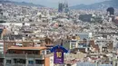 Jersey Barcelona yang baru saat diperkenalkan lewat udara dengan menggunakan drone di Kota Barcelona, Spanyol (19/5/2018). Jersey tersebut akan digunakan tim Catalan untuk mengarungi musim 2018-2019. (AFP/Josep Lago)