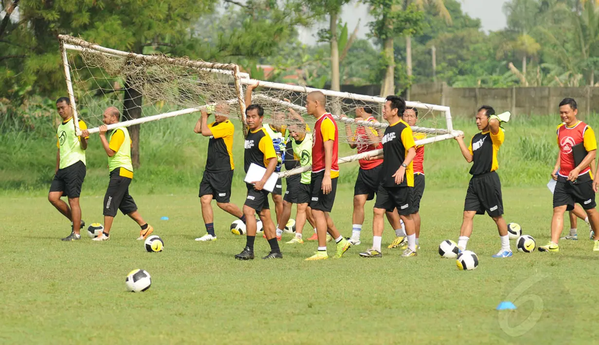 Sejumlah pelatih lokal memindahkan gawang di sela-sela kursus kepelatihan lisensi B AFC di Sawangan, Depok, Jawa Barat (5/12/2014). (Liputan6.com/Helmi Fithriansyah)