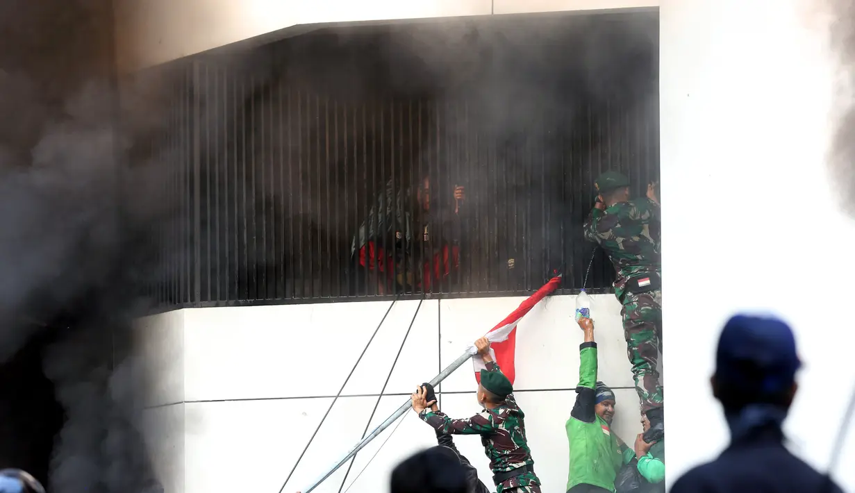 Kericuhan disebabkan tembakan gas air mata, imbasnya salah satu gedung yang ada di jalan Kwitang depan Markas Komando Brimob Polda Metro Jaya terbakar. (Liputan6.com/Helmi Fithriansyah)