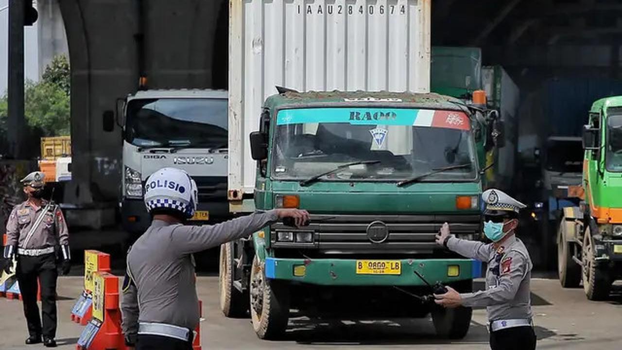 Petugas Gabungan Berjibaku Urai Kemacetan Panjang di Pelabuhan Tanjung Priok Jakarta