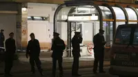 Sejumlah polisi berkumpul di pintu stasiun bawah tanah Nestroyplatz, Wina, dalam mencari pelaku serangan (7/3/2018). (AP Photo/Ronald Zak)