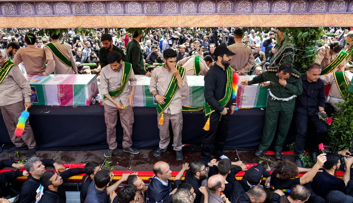 Mereka berkumpul di jalan-jalan Ibu Kota Teheran untuk mengikuti prosesi pemakaman Presiden Ebrahim Raisi. (Foto: AFP)