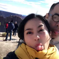 Bunga Zainal dan Sukhdev Singh tampil kompak berpose di depan kamera ketika sampai di puncak pendakian. (Liputan6.com/IG/@bungazainal05)