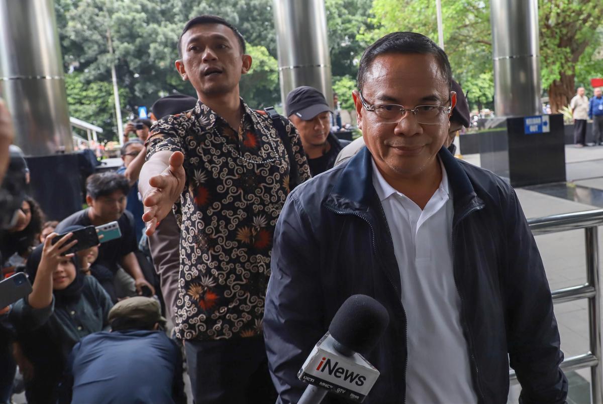 FOTO: Bupati Pati Sudewo Tiba di Gedung KPK Usai Terjaring OTT