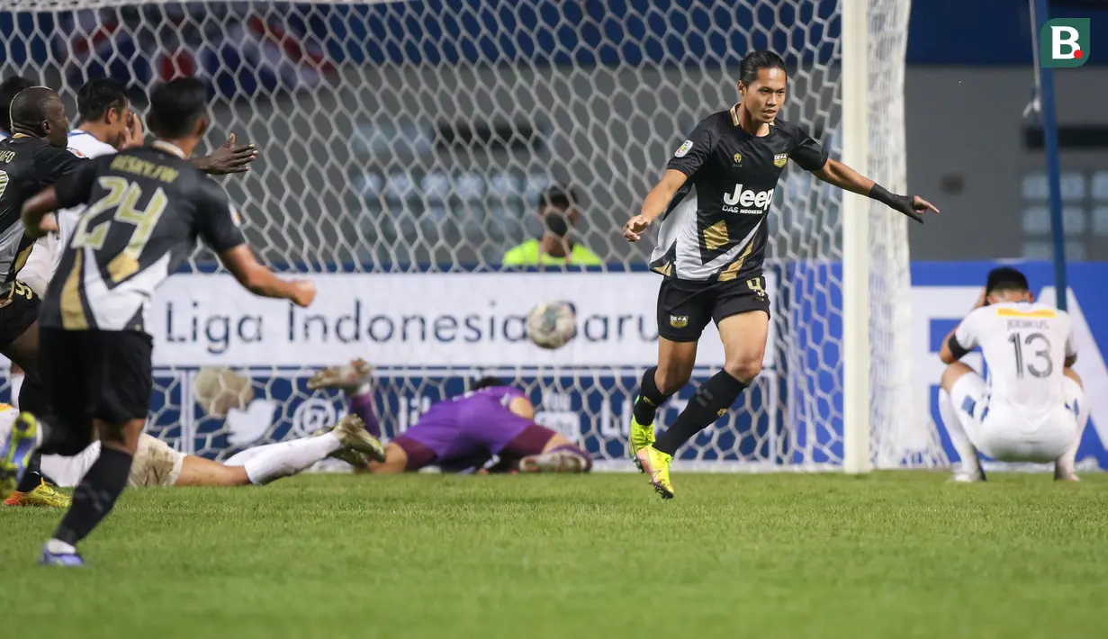 Pemain Dewa United, Rishadi Fauzi mencetak gol kedua timnya ke gawang PSIM Yogyakarta dalam matchday pertama Grup Y Babak 8 besar Liga 2 2021 di Stadion Wibawa Mukti, Cikarang, Kamis (16/12/2021). (Bola.com/Bagaskara Lazuardi)