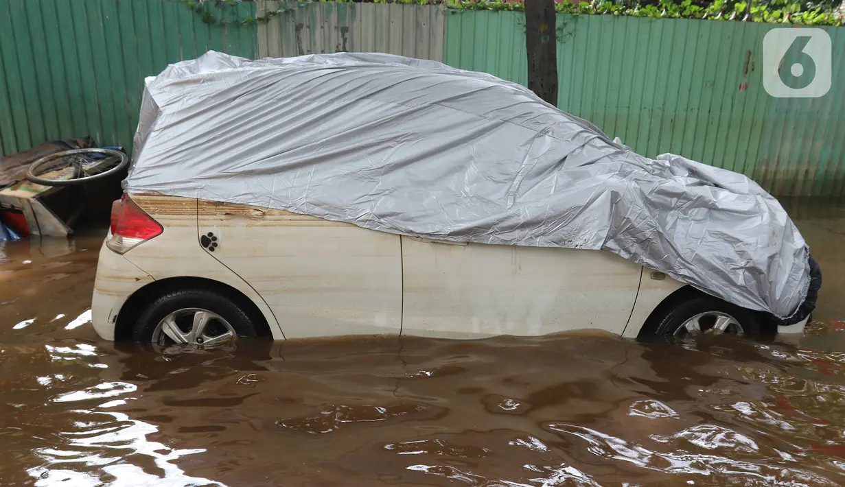 Sebuah mobil terendam banjir di kawasan Kemang, Jakarta, Kamis (2/1/2020). Banjir yang melanda Jakarta dan sekitarnya mengakibatkan banyak kendaraan terendam air. (Liputan6.com/Herman Zakharia)