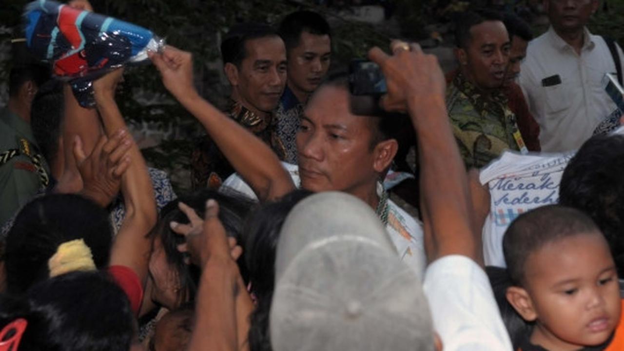 Bagi sembako gratis, Jokowi dikerumuni warga
