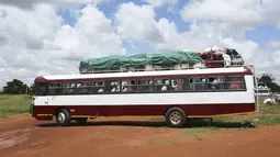 Sebuah bus sekolah dengan anak-anak berangkat dari ibu kota Harare, Minggu (6/2/2022). Sekolah-sekolah di Zimbabwe dibuka kembali pada 7 Februari setelah penundaan selama berminggu-minggu dalam mengizinkan siswa kembali menyusul meningkatnya infeksi COVID-19. (AP Photo/Tsvangirayi Mukwazhi)