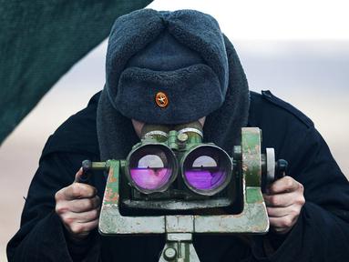 Prajurit Rusia melihat melalui teropong saat mengambil bagian dalam latihan di lapangan tembak Kadamovskiy, Rostov, Rusia, 14 Desember 2021. Rusia melakukan latihan militer dekat perbatasannya dengan Ukraina. (AP Photo)