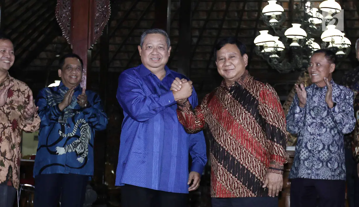 Ketua Umum Partai Demokrat Susilo Bambang Yudhoyono dan Ketum Partai Gerindra Prabowo Subianto berjabat tangan usai memberikan keterangan pers di Kediaman SBY di Cikeas, Bogor, Kamis (27/7). (Liputan6.com/Herman Zakharia)