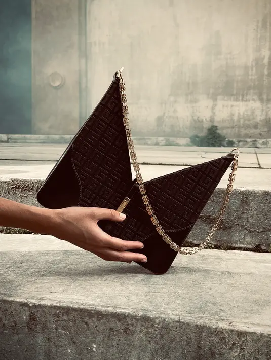 Untuk nuansa elegan, kamu bisa memilik koleksi classic black 4G. Atau bisa juga tampil versatille dengan 4G crossbody warna merah.