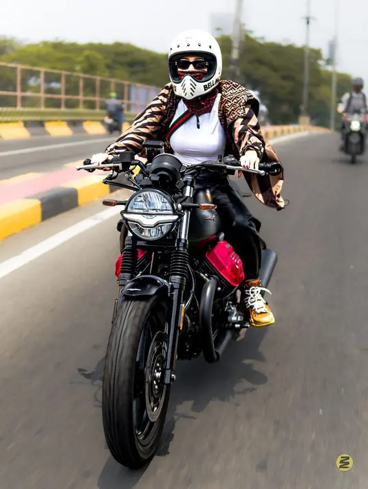 Belum lama ini, pemeran dalam sinetron Emak Ijah Pengen Ke Mekah (2014) yang tayang di SCTV itu riding naik motor gede bersama pacar dan teman-temannya. [Instagram/wikasalim]