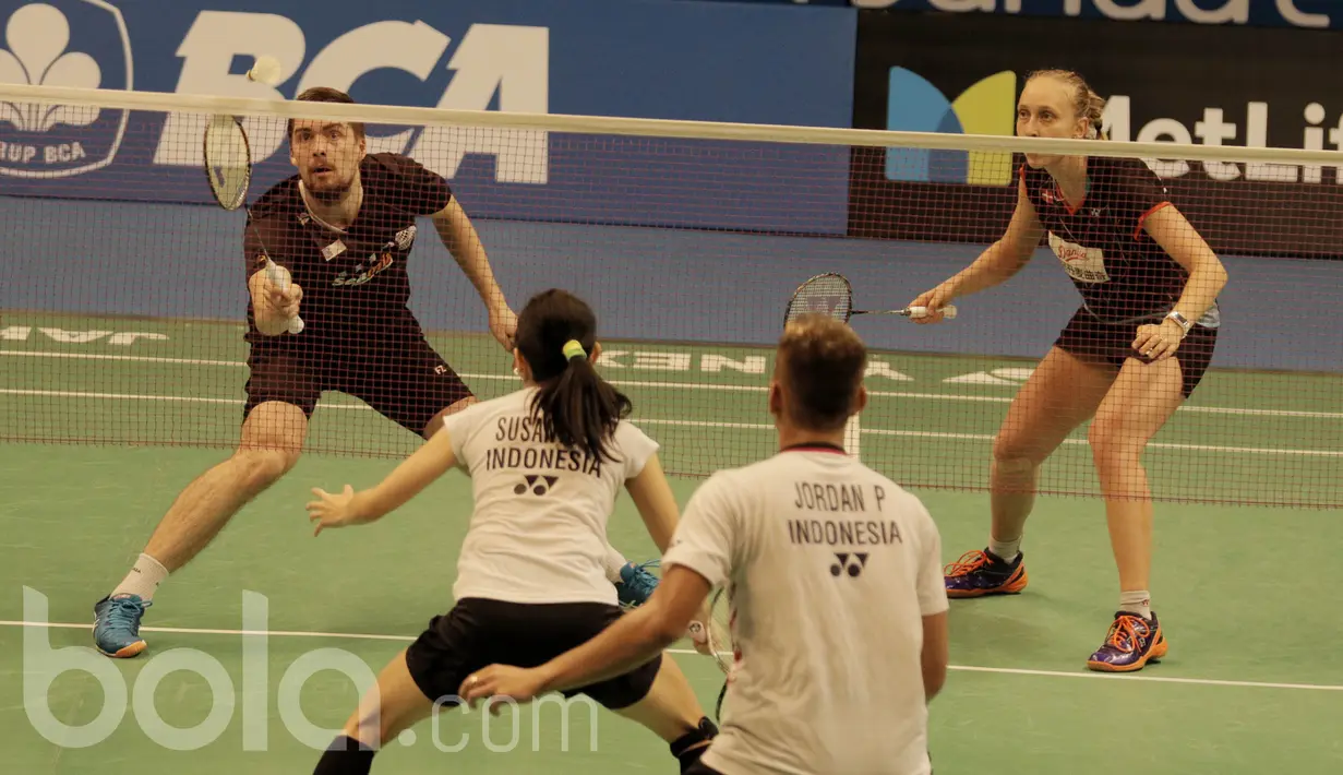 Pasangan Denmark, Mathias Christiansen/Sara Thygesen, melawan pasangan Indonesia, Praveen Jordan/Debby Susanto, di JCC, Selasa (13/6/2017). Pasangan Indonesia takluk  21-15, 19-21, 11-21. (Bola.com/M Iqbal Ichsan)