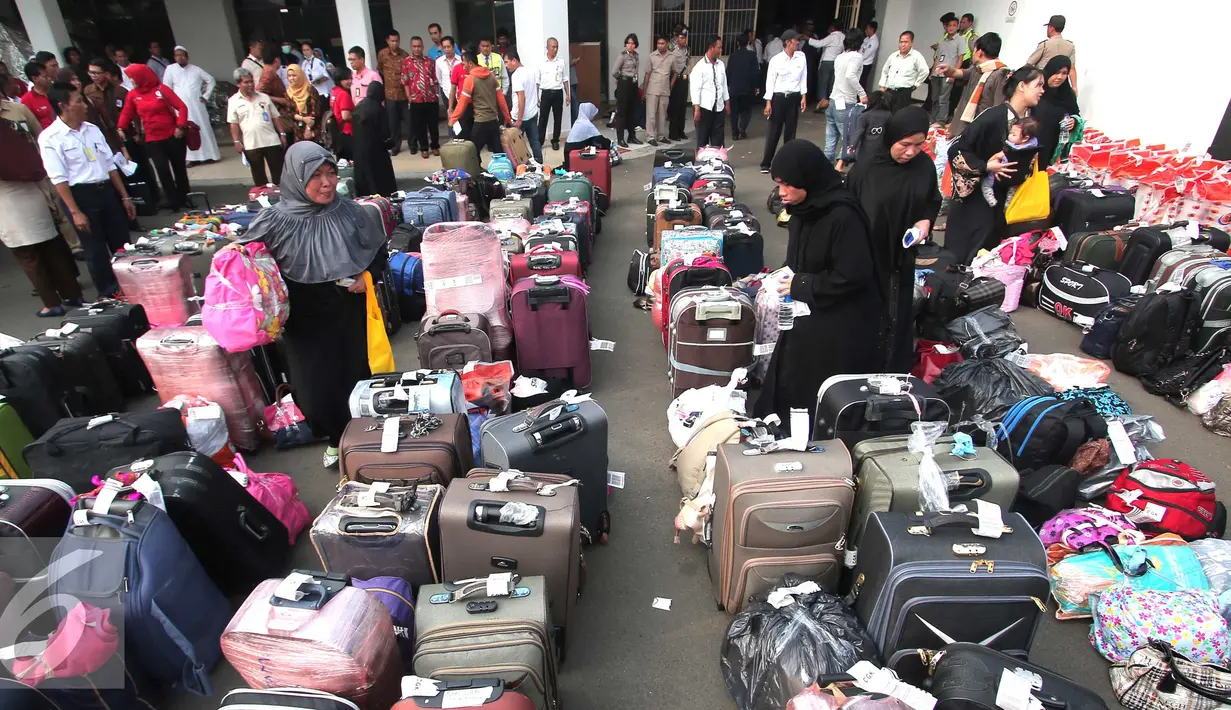 Sejumlah koper TKI berjejer di Bandara Soekarno Hatta,Tangerang, Rabu (11/11). Sebanyak 450 WNI overstayers dan TKI undocumented dari Jeddah, Arab Saudi dipulangkan pemerintah Indonesia. (Liputan6.com/Angga Yuniar)