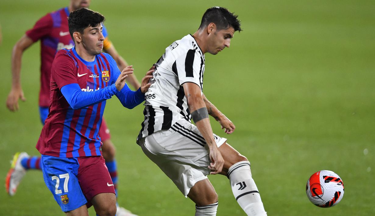 Juventus tak tinggal diam. Alvaro Morata (kanan) ciptakan umpan terukur ke Christiano Ronaldo untuk membuat peluang di menit ke-15. Sayangnya tembakan jarak dekat Ronaldo masih dapat dihentikan oleh Neto. Skor 1-0 akhirnya bertahan hingga turun minum. (Foto: AFP/Pau Barrena)