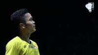 Tunggal putra Indonesia, Anthony Sinisuka Ginting saat melawan pebulu tangkis Jepang, Kento Momota pada 16 besar Indonesia Open 2018, Istora GBK, Jakarta, Kamis (5/7). Anthony Sinisuka Ginting kalah 14-21, 15-21. (Liputan6.com/Helmi Fithriansyah)