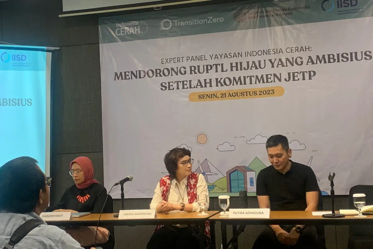 Analis Kebijakan Energi International Institute of Sustainable Development (IISD) Anissa Suharsono dalam acara Expert Panel Yayasan Indonesia Cerah pada Senin (21/8/2023). (Tasha/Liputan6.com)