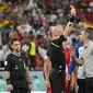 Wasit Anthony Taylor memberikan kartu merah kepada pelatih Korea Selatan Paulo Bento setelah pertandingan Grup H Piala DUnia 2022 melawan Ghana di&nbsp;Stadion Education City, Al Rayyan, Qatar, Senin, 28 November 2022. (AP Photo /Lee Jin-man)