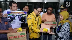 Koordinator GMPG, Ahmad Doli Kurnia (tengah) menyerahkan surat dukungan kepada perwakilan KPK di Jakarta, Selasa (7/11). Aksi tersebut untuk pengusutan korupsi KTP Elektronik yang merugikan negara sebesar Rp2,3 triliun. (Liputan6.com/Helmi Fithriansyah)