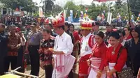Presiden Jokowi saat membuka Festifal tenun ikat dan parade sandelwood di Lapangan Galu Tama Sumba Barat Daya, Rabu (12/7/2017). (Liputan6.com/Ola Keda)