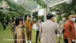 Fuji kemudian dikenalkan ke beberapa anggota keluarga Thariq Halilintar yang lain. Di situ ada juga om, paman, dan juga sepupu Thariq. (Youtube.com/Thariq Halilintar)