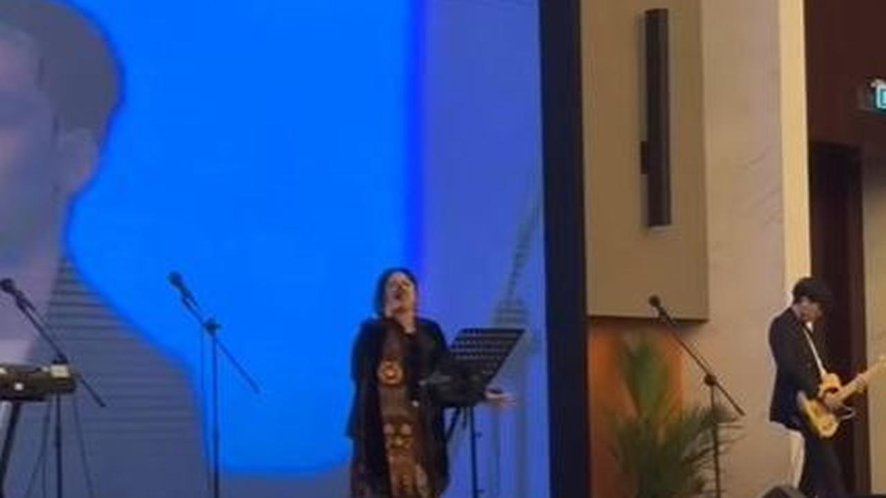 Penyanyi Joy Tobing hadir di acara Dining Out Pasis Dikreg LI Sesko TNI TA 2023 yang diselenggarakan di Ball Room Hotel Pullman, Bandung pada 27 Oktober 2023 lalu.