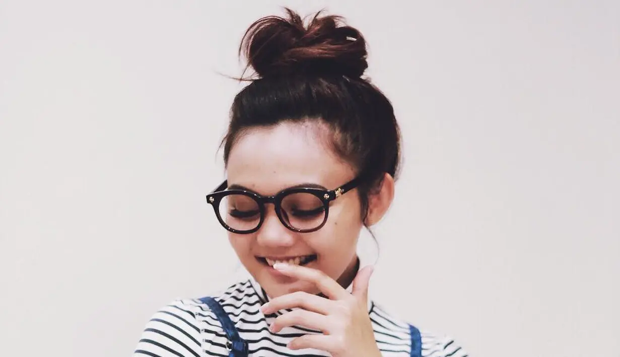 "Aku adalah senista-nista insan yang ingin hidup berdamai!. Akulah bandit kotor yang tidak sampai hati berkata buruk pada manusia lain!," lanjutnya. (Instagram/rinanose16)