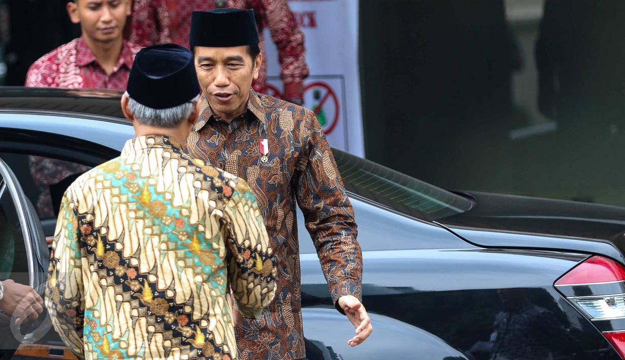 Presiden Joko Widodo tiba di Kantor Pimpinan Pusat Muhammadiyah, Jakarta, Selasa (8/11). Kunjungan Presiden Jokowi ke PP Muhammadiyah ini masih dalam rangka melakukan konsolidasi atau dialog dengan ormas Islam. (Liputan6.com/Faizal Fanani)