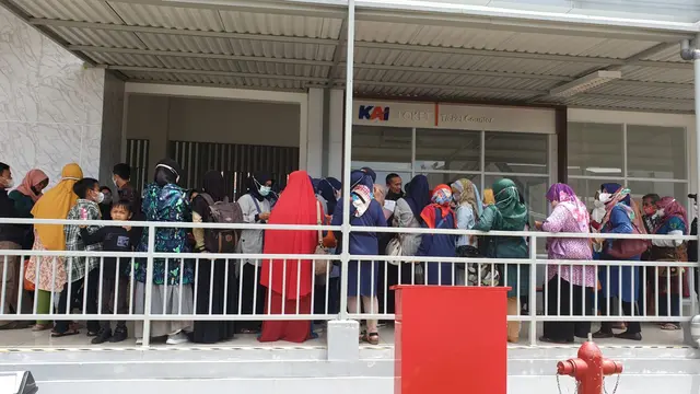 Antrian tak tertahankan warga Garut, Jawa Barat yang ingin mengikuti uji coba perdana jalur reaktivasi Stasiun Garut Kota-Cibatu, Kamis lalu.